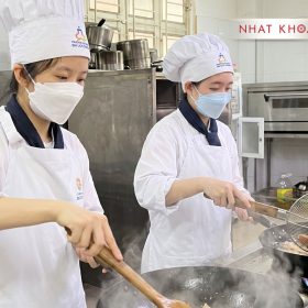 Đồng phục bếp chuyên nghiệp, đảm bảo vệ sinh và an toàn thực phẩm.