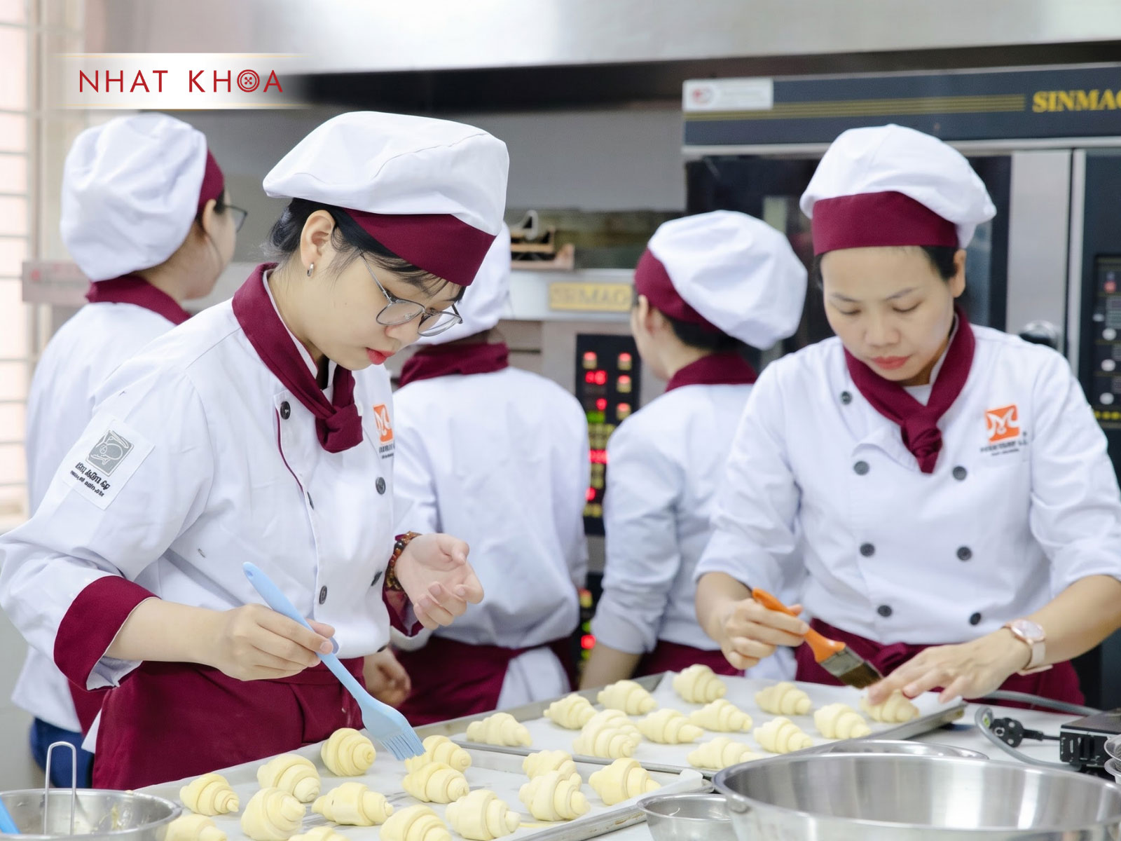 Đồng phục bếp chuyên nghiệp, phù hợp cho quán cà phê và tiệm bánh.