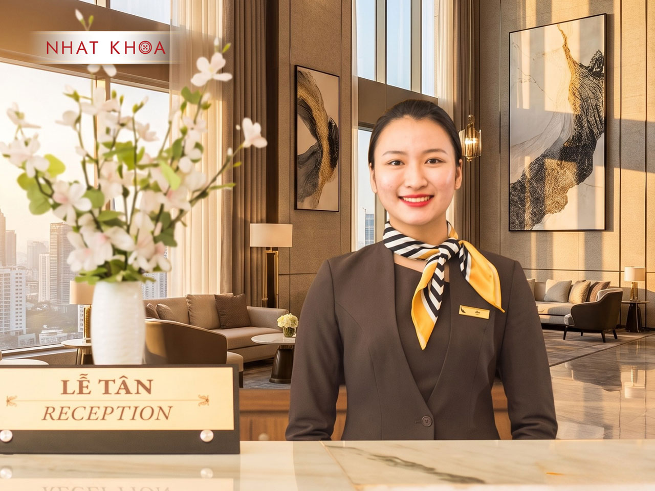 Đồng phục lễ tân chuyên nghiệp tạo ấn tượng từ ánh nhìn đầu tiên.