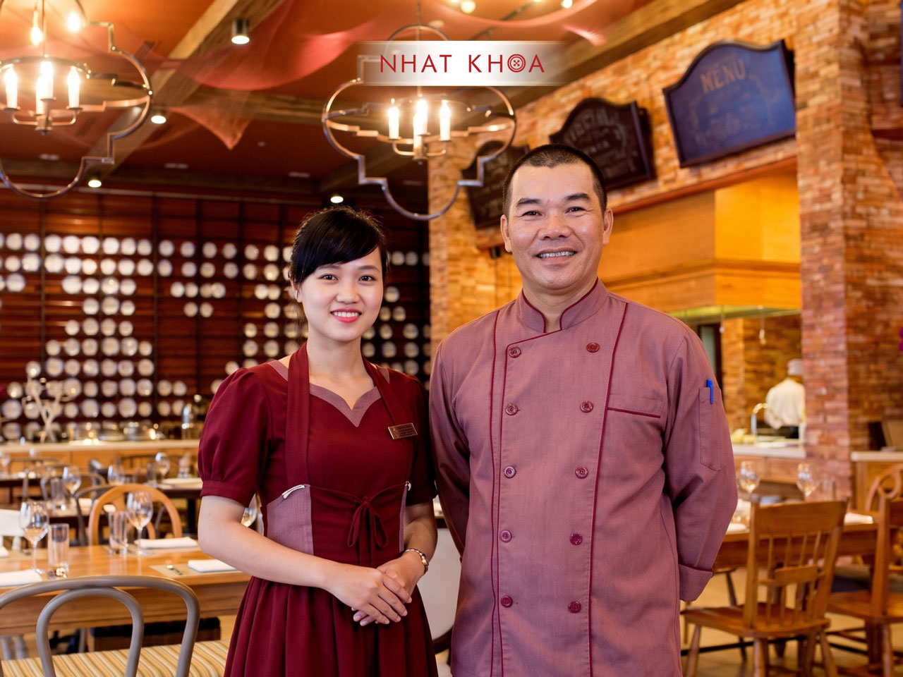 Đồng phục nhà hàng chuyên nghiệp cho đội ngũ phục vụ và đầu bếp.