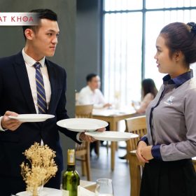 Đồng phục quản lý nhà hàng chuyên nghiệp, khẳng định năng lực điều hành.