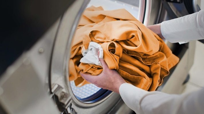 quần áo cotton đúng cách giúp hạn chế co rút, phai màu và nhăn vải.