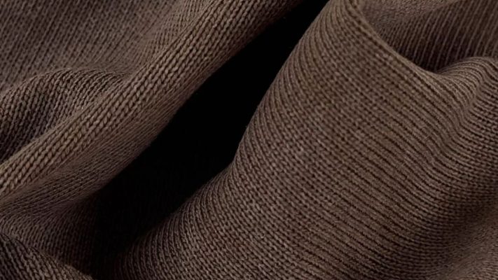 Cotton 100% mềm mại, mềm mại, thoáng khí nhưng dễ nhăn và co rút.
