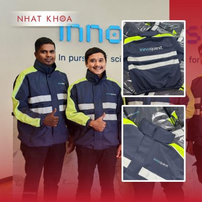 Áo khoác đồng phục Innoquest chuyên nghiệp, dải phản quang an toàn và nổi bật.